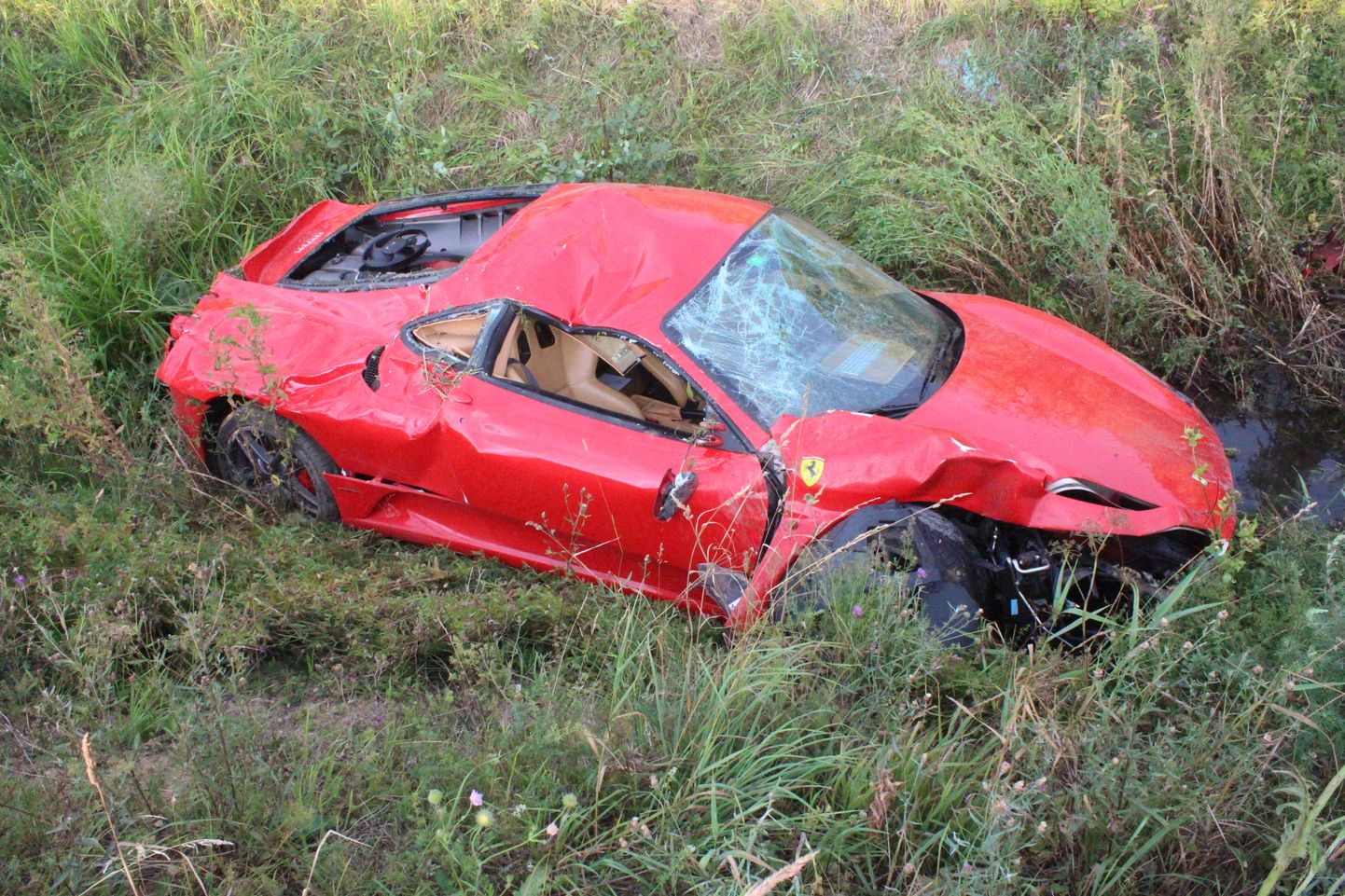 Avarii teinud Ferrari õnnetuspaigas.