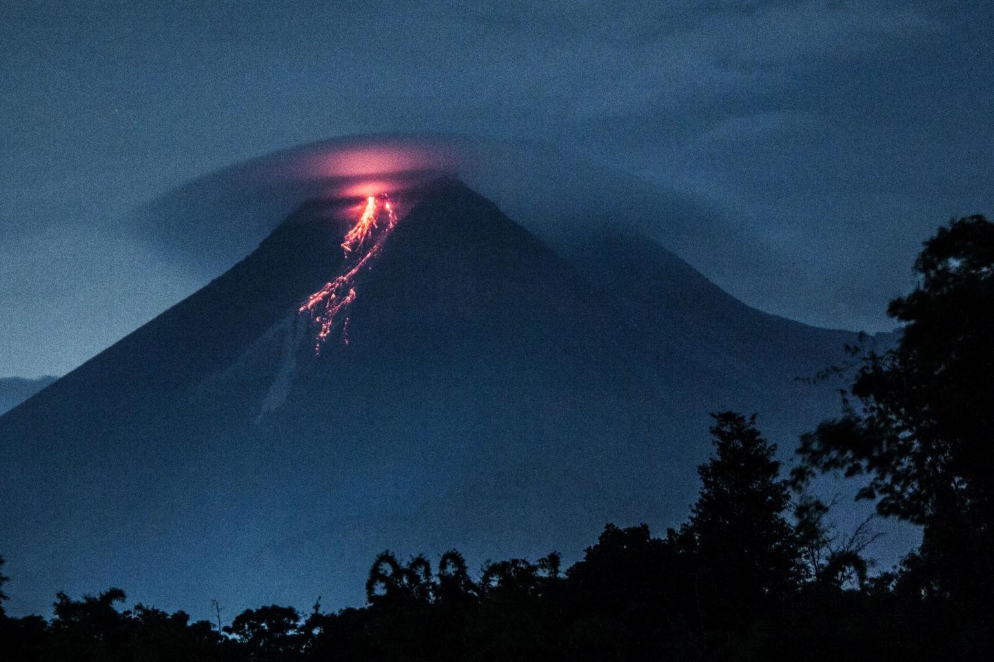 Indoneesias asuva Merapi mäe vulkaanitegevus hoogustus tänavu jaanuaris.