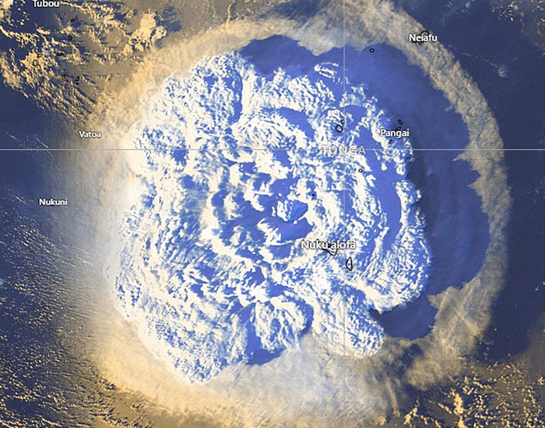 Tongas vulkāna izvirdums no satelīta