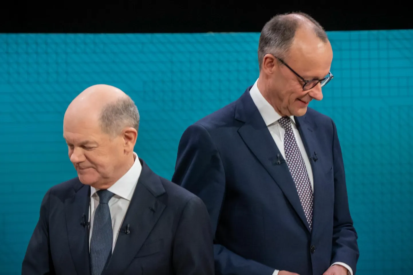 Saksamaa sotsiaaldemokraadist kantsler Olaf Scholz (vasakul) ja tema peamine vastane peatsetel valimistel, konservatiivide esikandidaat Friedrich Merz enne pühapäevaõhtust debatti Berliinis telestuudios.