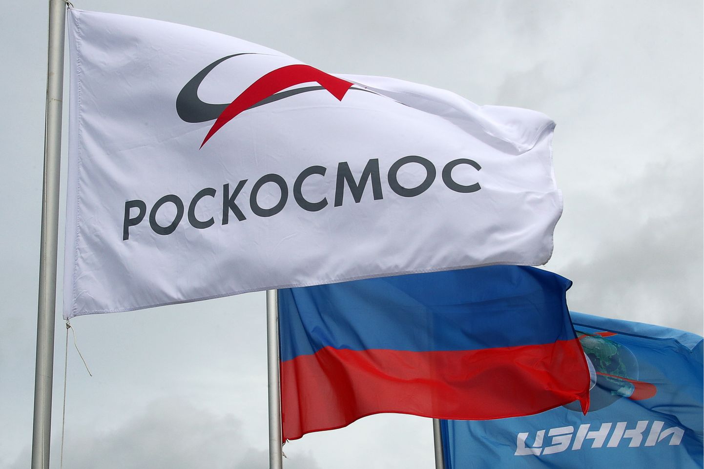 Vene riigikorporatsiooni Roskosmos ja Venemaa lipud.