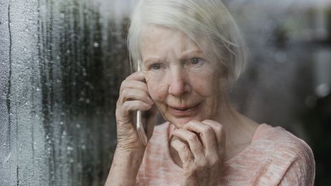 Eakate pansionaadis toimub mõrv: esmalt leitakse surnud koer, siis tema omanik