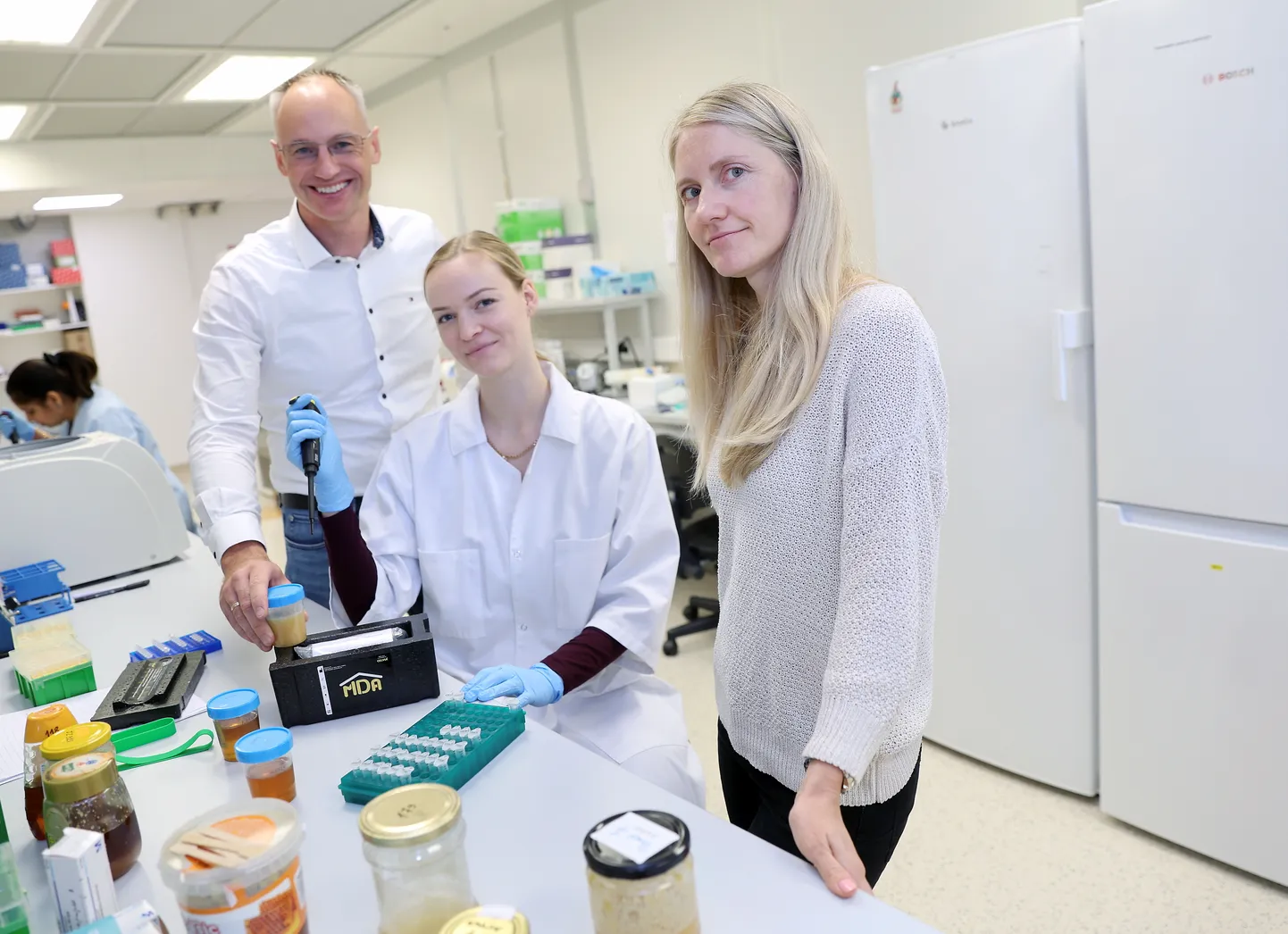 Celvia laboris on analüüsitakse praegu igapäevaselt mett, et tänu mee DNA-testile tuvastada võltsinguid. Samal ajal on lõppemas aga uus projekt, mille abil loodud metoodika aitab tuvastada mesilaste haiguseid. Fotol labori juht Kaarel Krjutškov, spetsialist Benelote Uusküla ja teadur Kairi Raime (paremal).