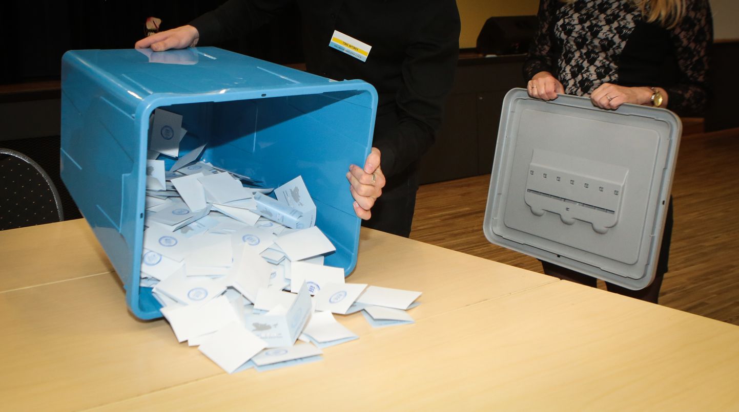 Valimissedelite ülelugemine. Foto on illustreeriv.