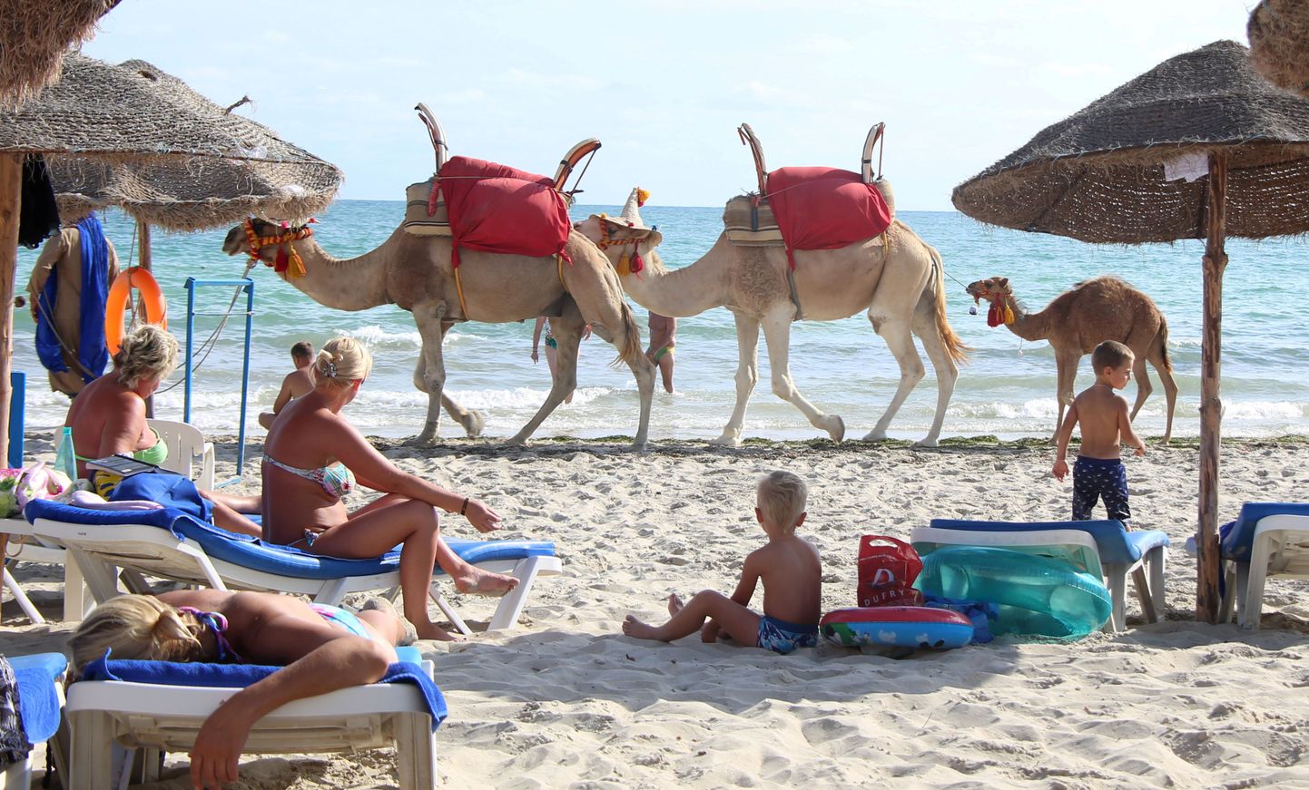 Turistid Djerba rannas Tuneesias.