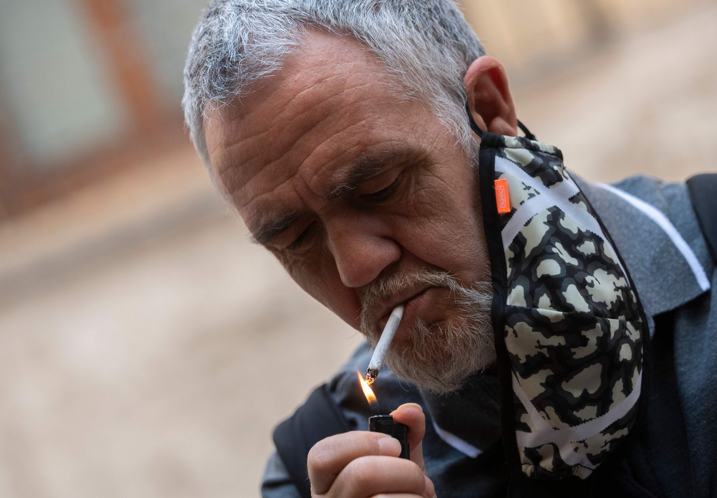 Mees süütab sigaretti Valencias kaugel Galiciast 13. august 2020.