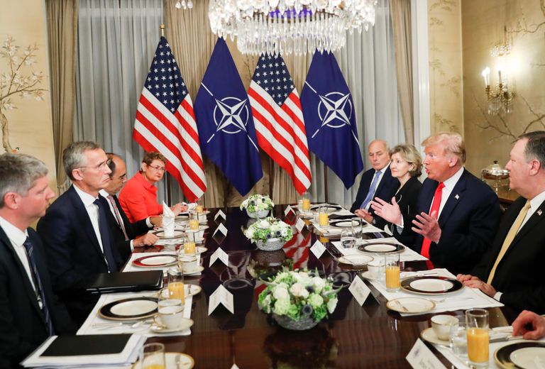 NATO peasekretär Jens Stoltenberg ja USA president Donald Trump hommikusöögil Brüsselis. 
