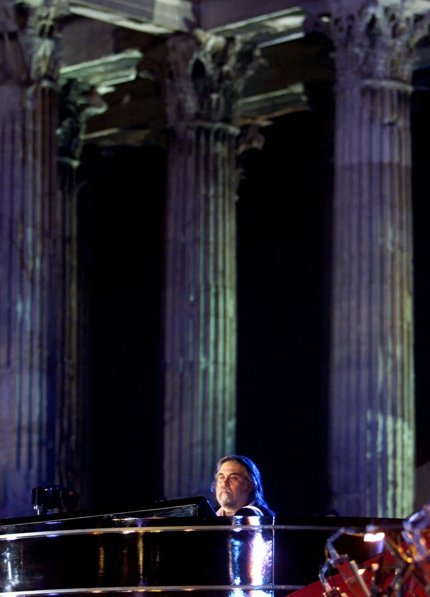 Vangelis 2001. aastal

Zeusi templis esinemas.