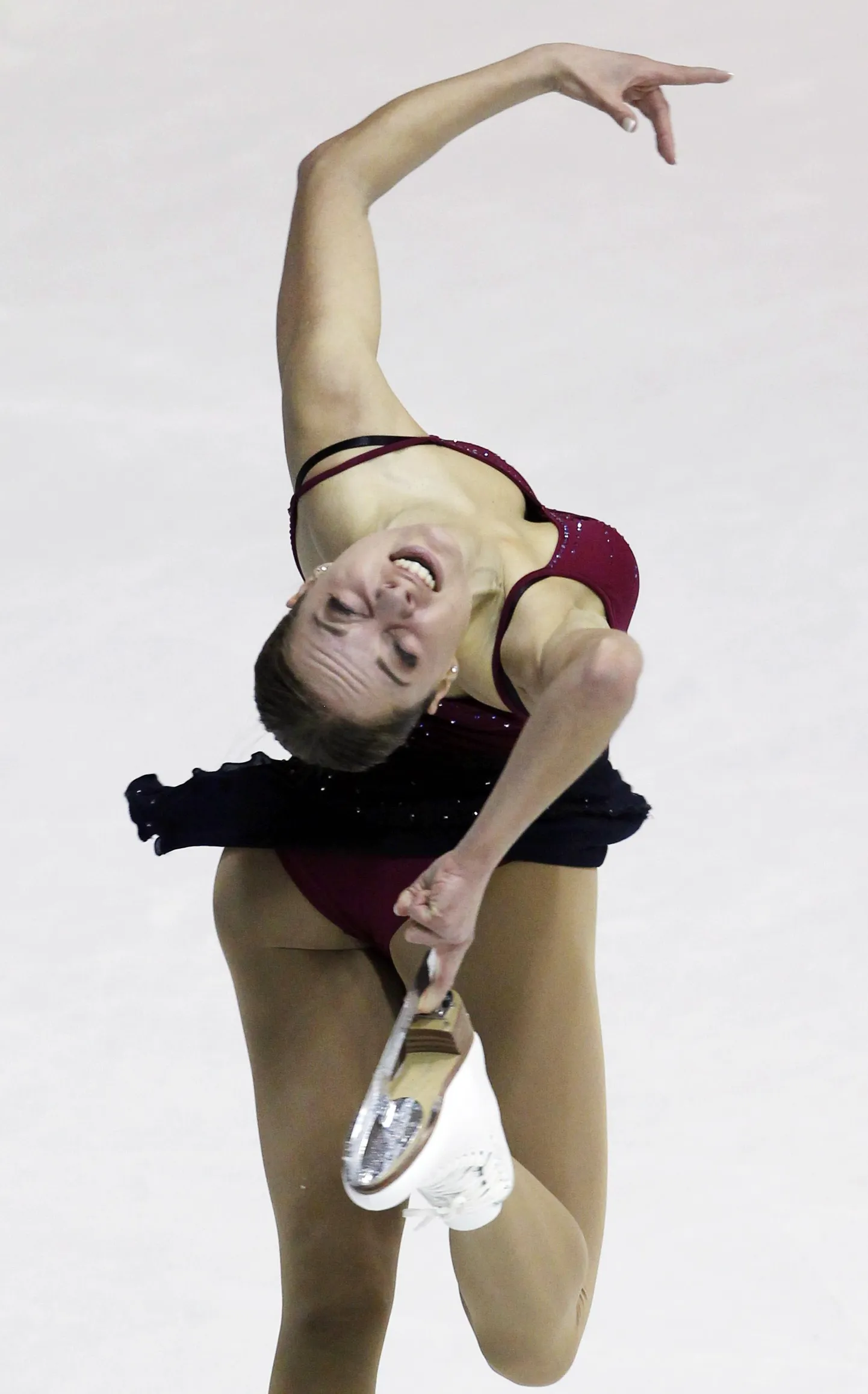 Елена Глебова исполняет короткую программу на чемпионате Европы в Загребе.