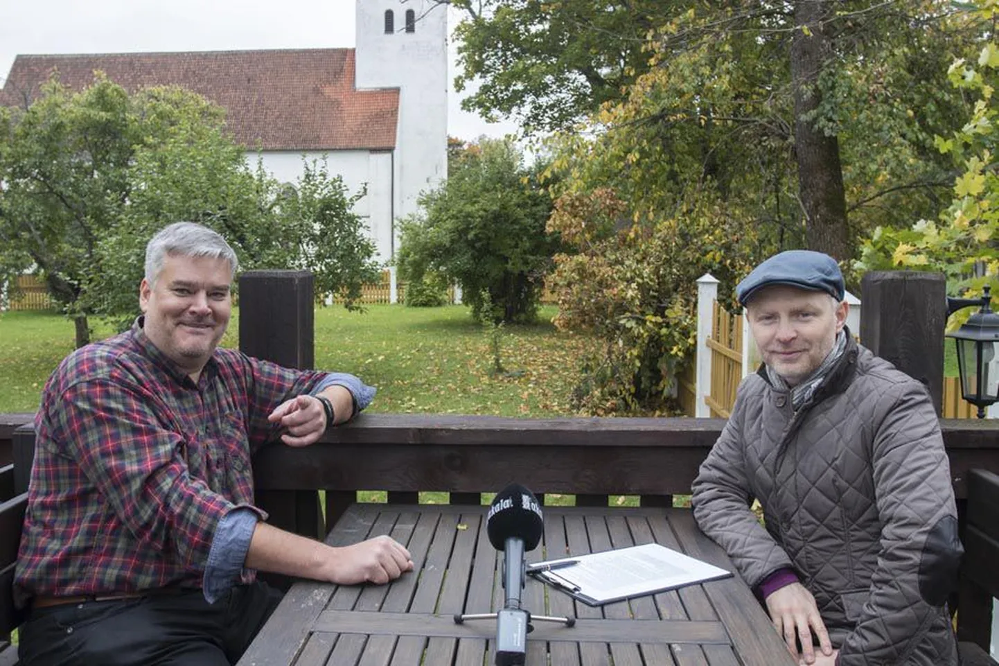 Kuu aja eest edukalt esimese Eesti kodakondsuseksami sooritanud Harri Juhani Aaltonen (vasakul) tunneb ennast oma sõnul juba rohkem eestlase kui soomlasena, sest on Eestiga seotud olnud üle poole elust. Võrreldes IRL-i linnapeakandidaadi ja teda intervjueerinud Sakala peatoimetaja Hans Väre riietust, peaks samas selge olema, et üks neist on pärit märksa kaugemalt põhjast.