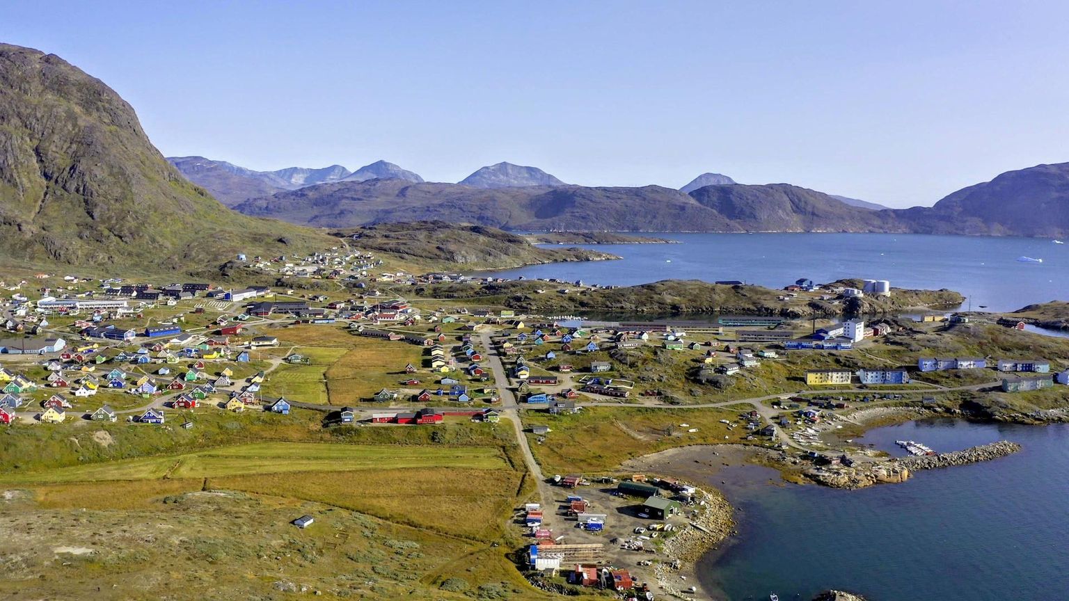Vaade Narsaqi linnale Lõuna-Gröönimaal, mis asub mõne kilomeetri kaugusel Kvanefjeldi maardlast. Kohalikud elanikud on kaevandamise vastu, peljates kahju keskkonnale.