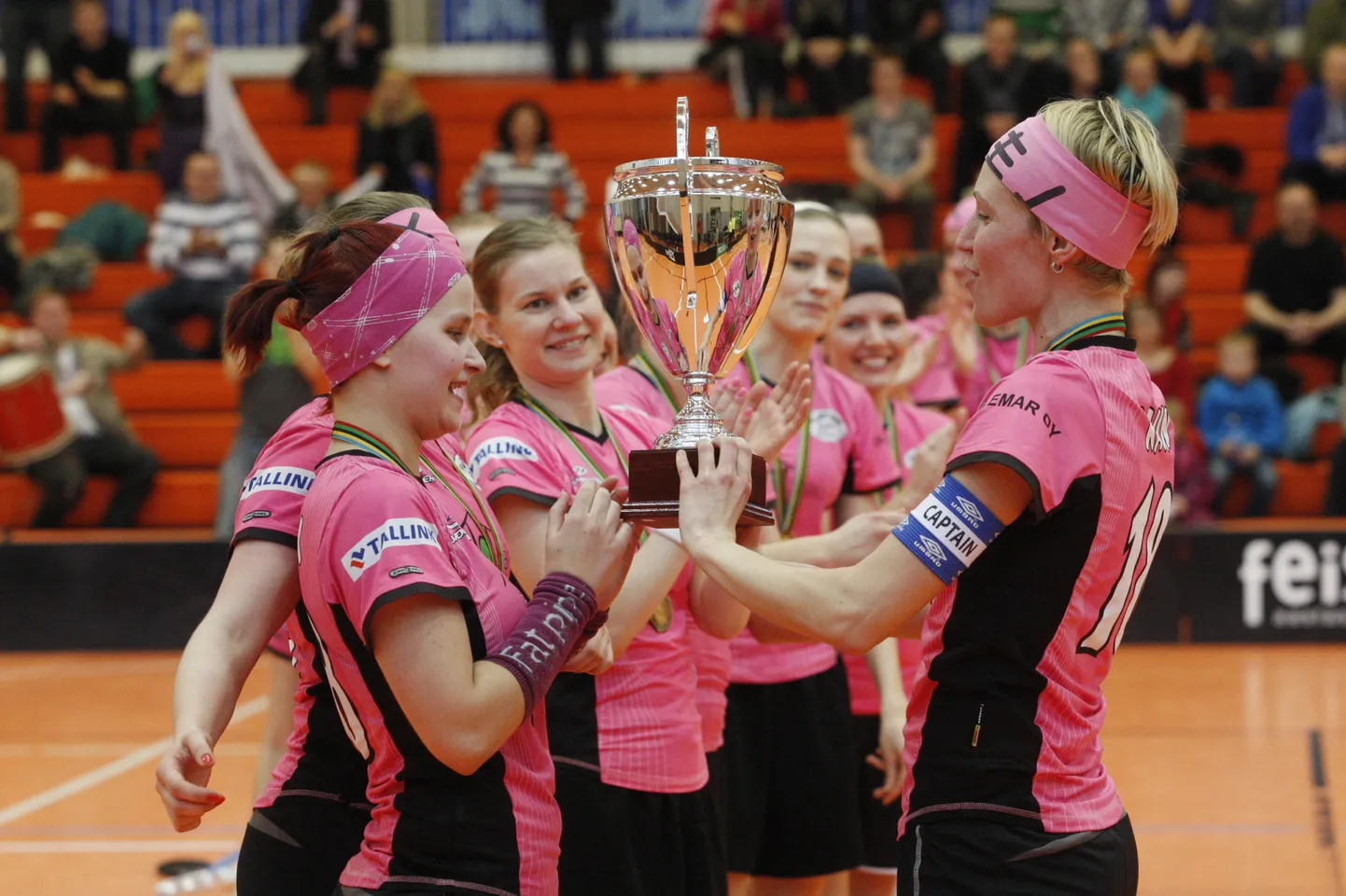 Saku Fortuna mängijad võidukarikaga.