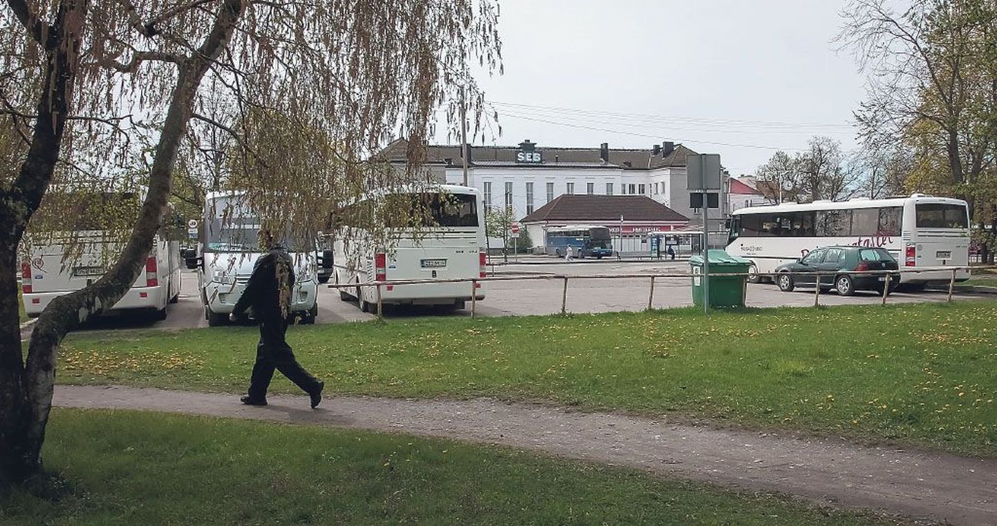 Pärnu Pika tänava avalik parkla on kujunenud maakonnaliinide busside ja turvafirmade autode peatumiskohaks.