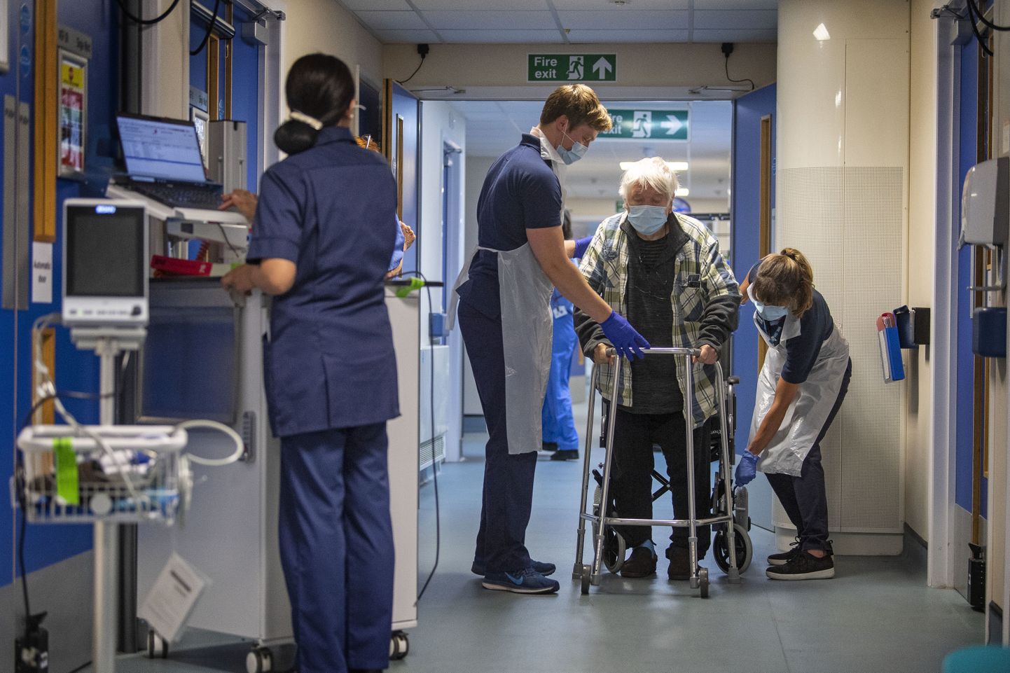Füsioterapeudid endisesse sõjaväehaiglasse rajatud taastusravikeskuses Headley Courtis Suurbritannias. Toetavat ravi saavad Covid-19 põdenud inimesed, kes ei vaja aktiivset haiglaravi, kuid ei tule haigusest taastumisega ise toime.