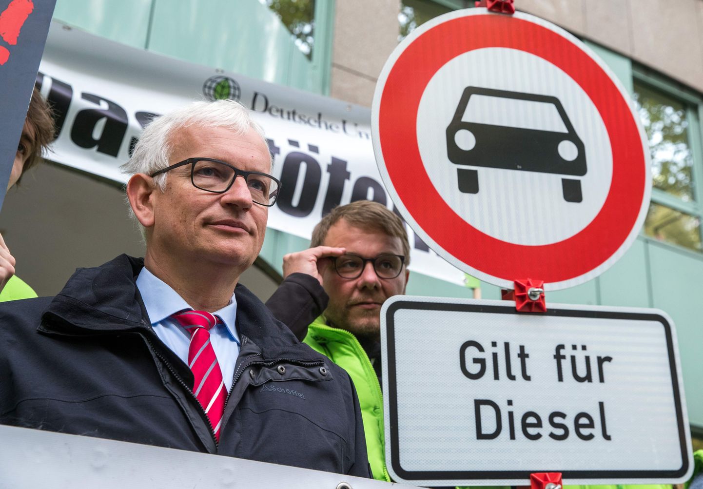 Vācijas dabasdraugu grupas Deutsche Umwelthilfe (DUH) vadītājs Jirgens Rešs (Juergen Resch) ar ceļazīmi, kas aizliedz iebraukt dīzeļautomobiļiem