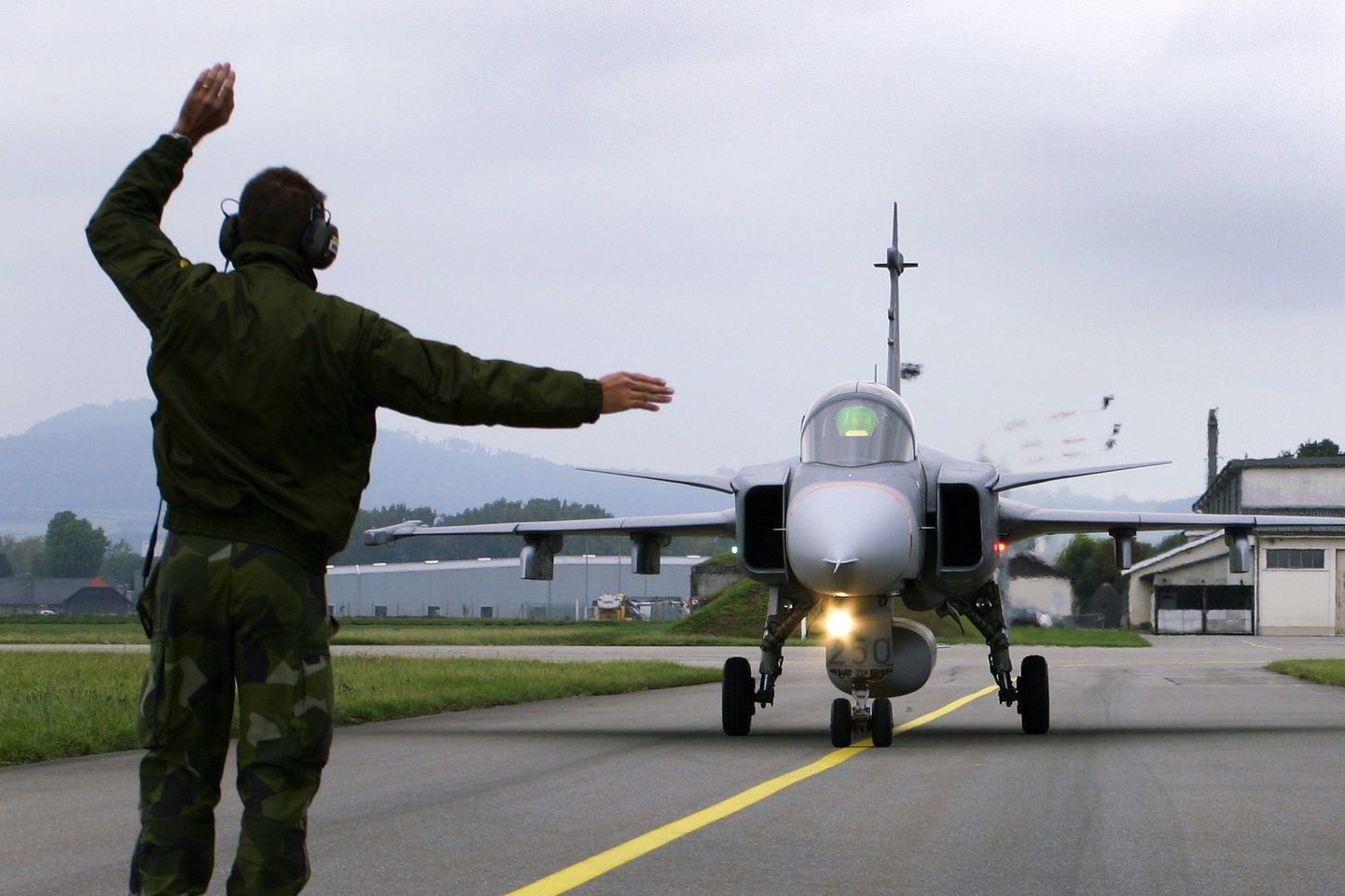 Kaitsekulutuste suurendamine on päevakorral isegi Rootsis. Kui Šveits tänavu loobus Rootsi hävitajate Saab Gripen C ostust ja nende arendusse panustamisest, teatas Rootsi, et leiab ise raha uue põlvkonna hävitajate arendustööks. Pildil Saab Gripen C Payerne lennuväljal Šveitsis.