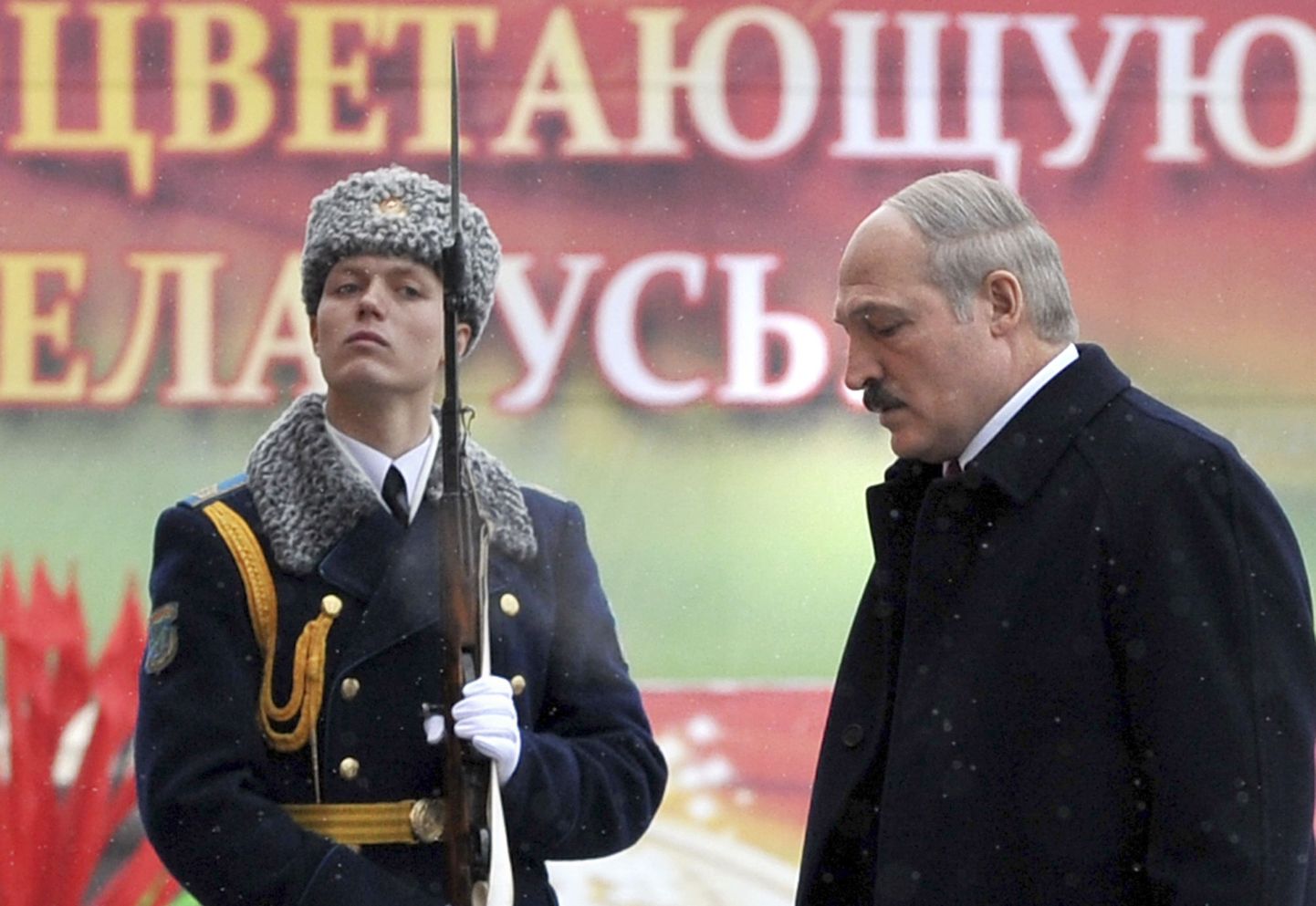 Александр Лукашенко на фоне плаката "За процветающую Беларусь"