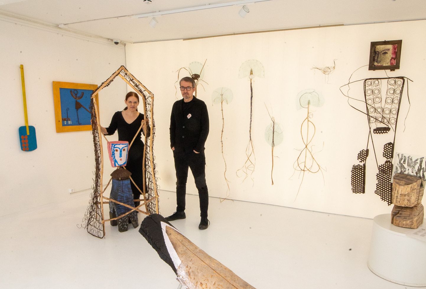 Preemiasaajate hulgas on Kaili Kask ja Raul Oreškin, kes on fotol tARTu poe näituseruumis kunstiteoste vahel.