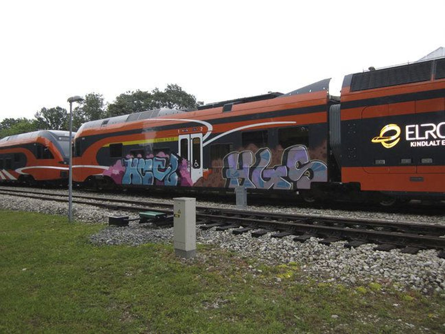 Grafitijoonistajate soditud rong Viljandi raudteejaamas 2014. aasta suvel.