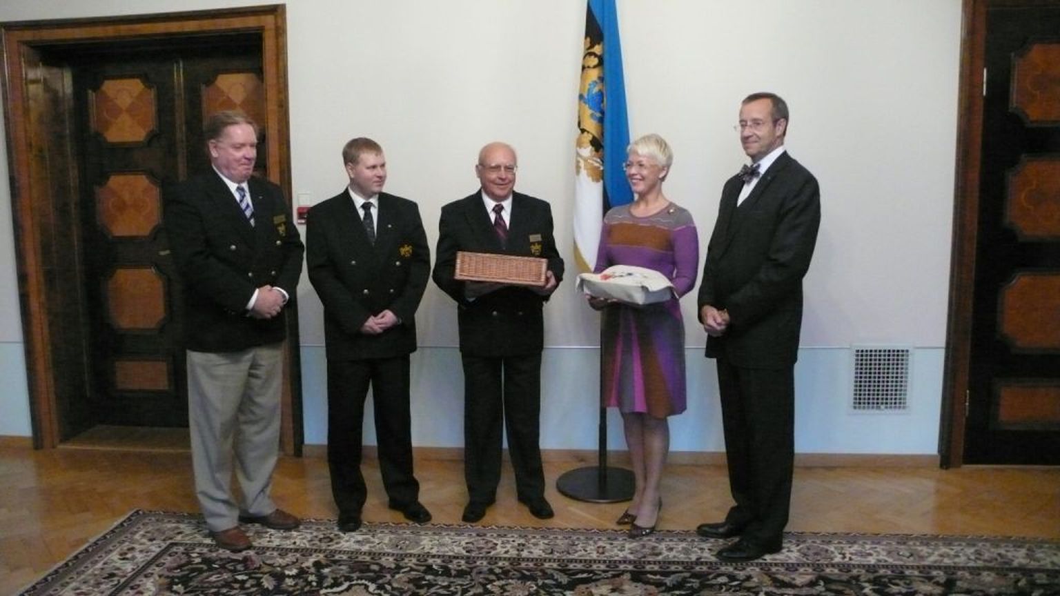 Eesti Leivaliidu esindajad kinkisid presidendile uudseleiva.