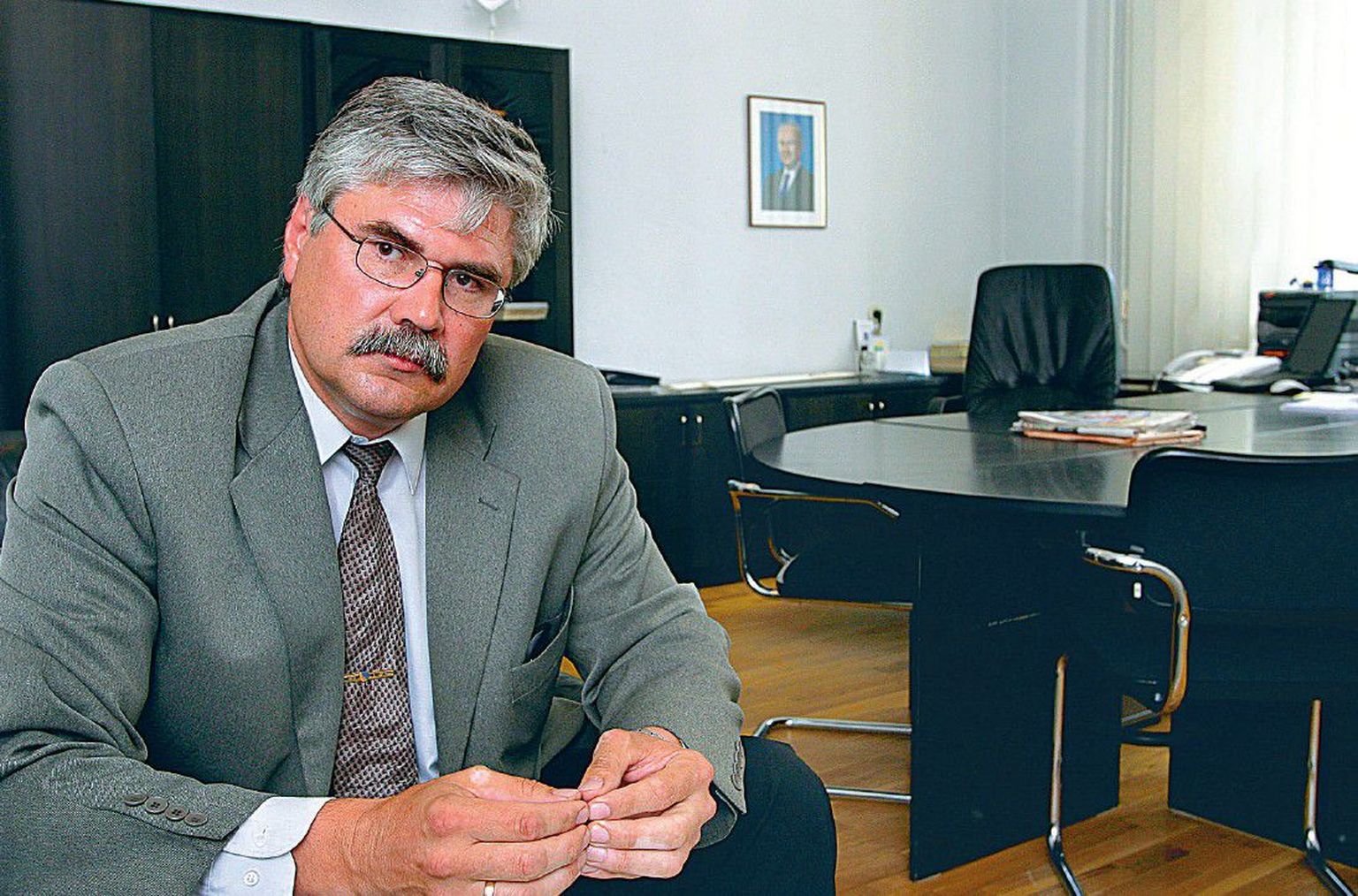 Sellel fotol on Georg Trašanov veel Valga maavanemana oma kabinetis.
