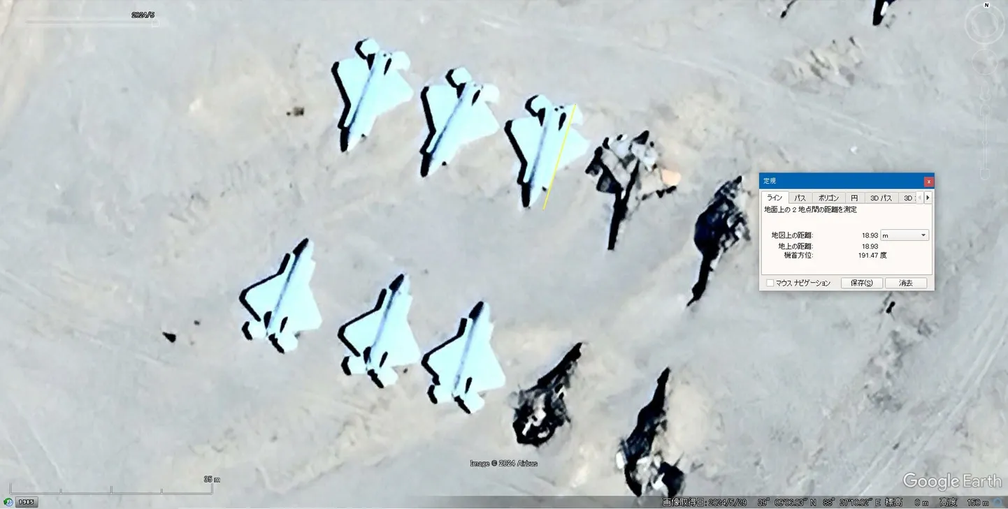 Kõrbes asuvale lennuväljale pargitud koopiad F-35 ja F-22 hävituslennukitest.