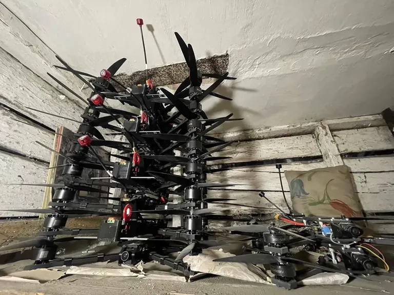 Запасы FPV-дронов в бункере украинского подразделения, воюющего под Покровском. Один экипаж дронов может использовать более десяти таких дронов в день.