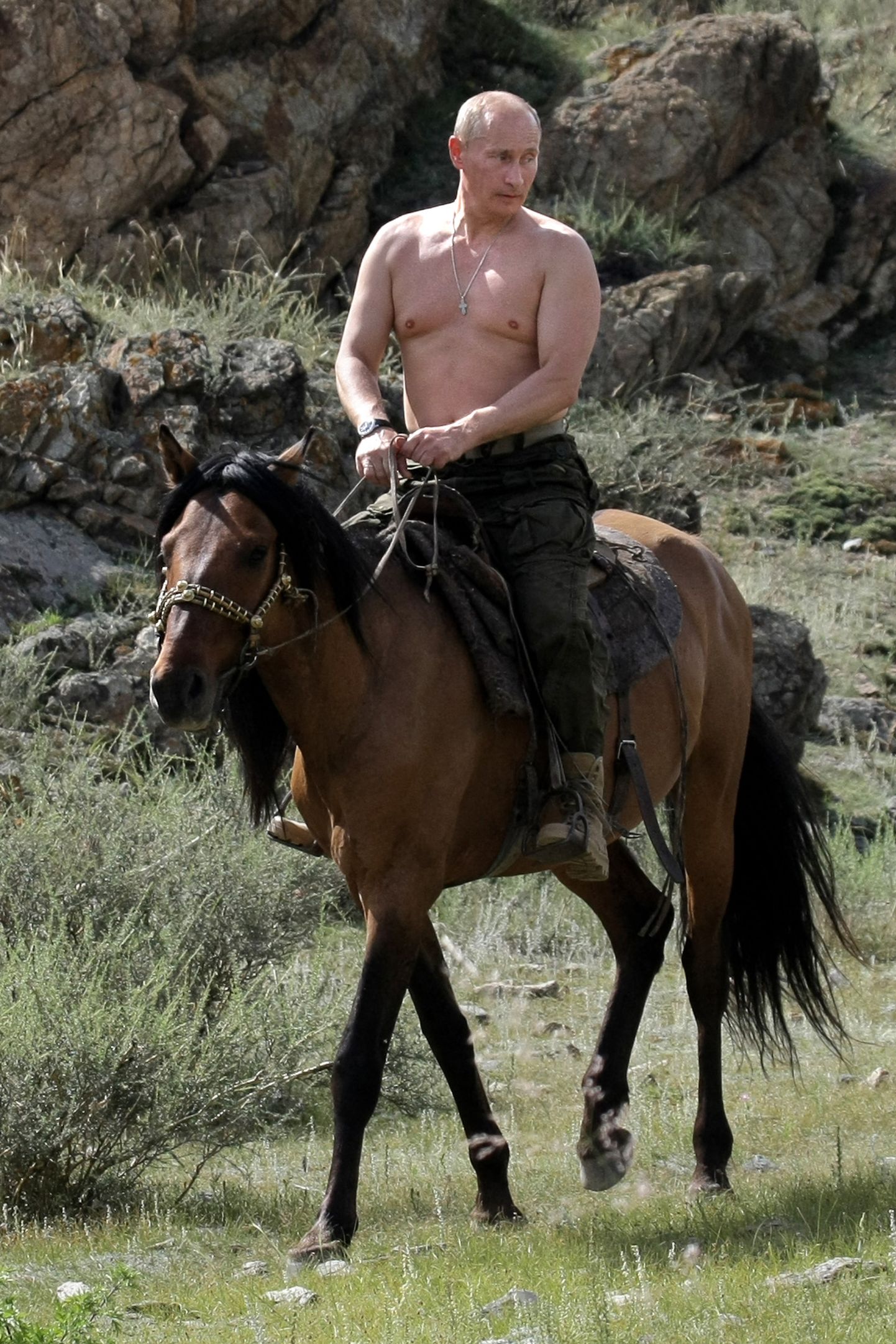 Vladimir Putin, kui ta oli Venemaa peaminister, käis augustis 2009 Lõuna-Siberis puhkamas. PIldil ta ratsutab.