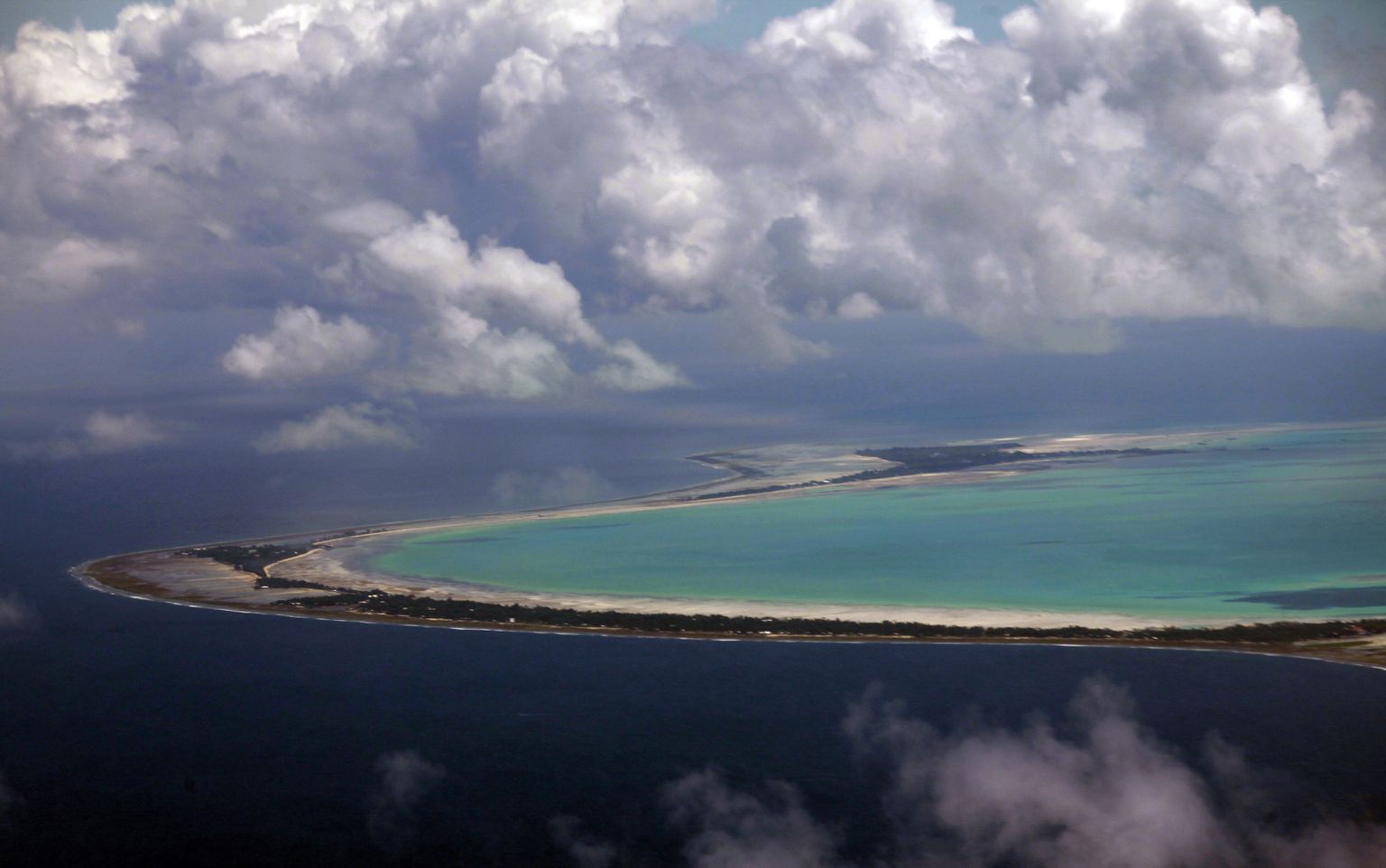 33 atollist ja saarekesest koosnev Kiribati saareriik Vaikses ookeanis on üks maailma piirkondadest, mis ookeani veetaseme tõusu tõttu oma pindala kaotab. Vaid mõned meetrid üle veepinna kerkivatel saartel elab kokku 120 tuhat inimest ning kuna saartel napib töökohti, töötab suur osa neist meremeestena.