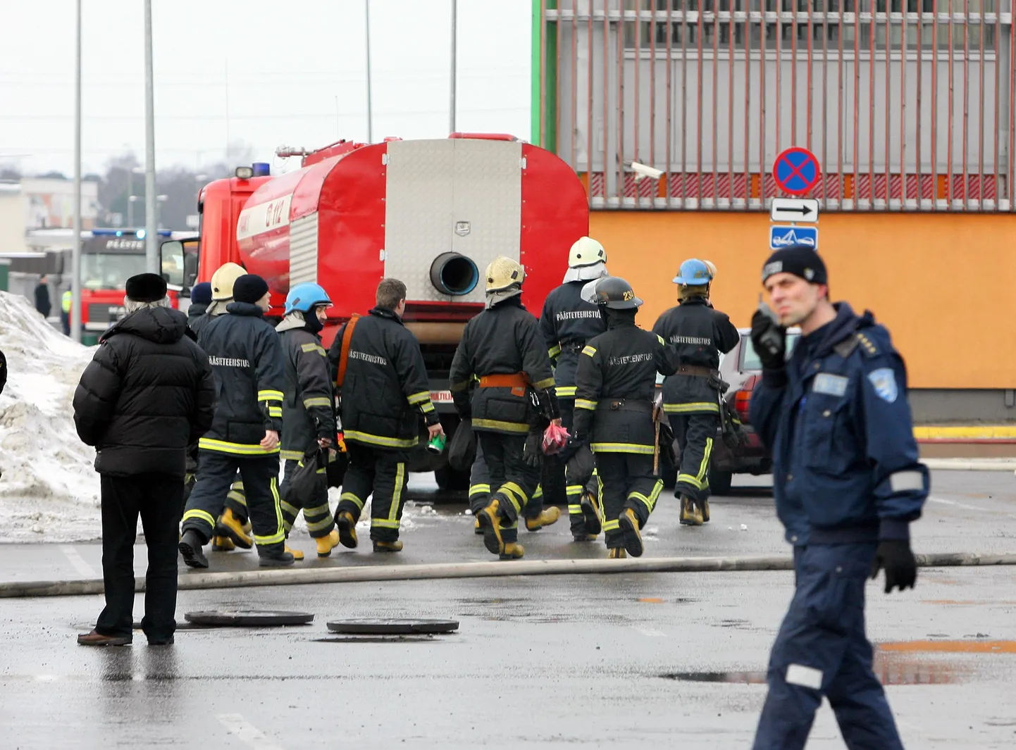 Tuletõrjujad Mustika Keskuse juures.