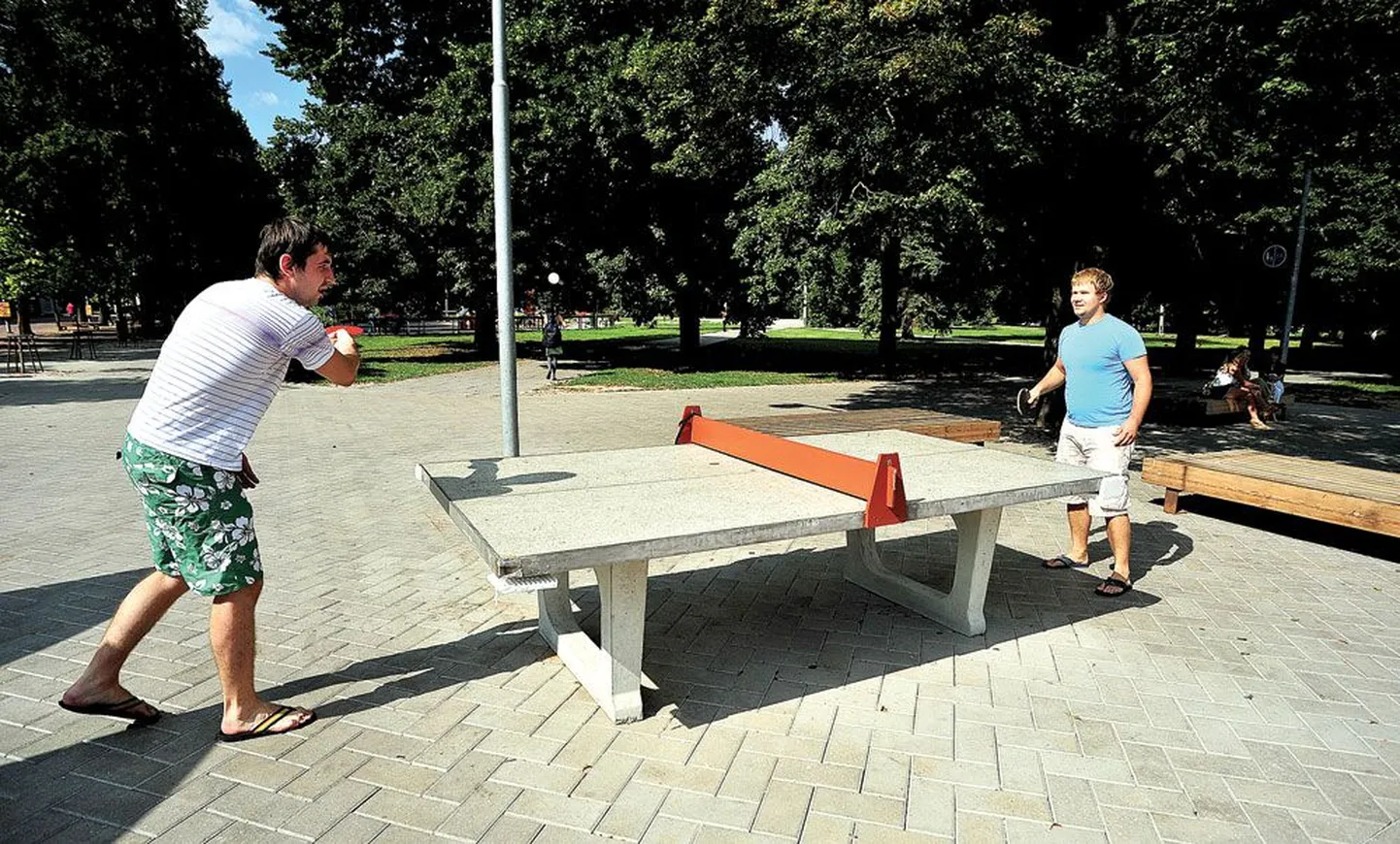 Küüni tänaval avaliku pingpongilaua taga põrgatavad palli arstiteaduskonna tudengid Roman Tarakanov (23) ja Eduard Tsevtsov (23, paremal).