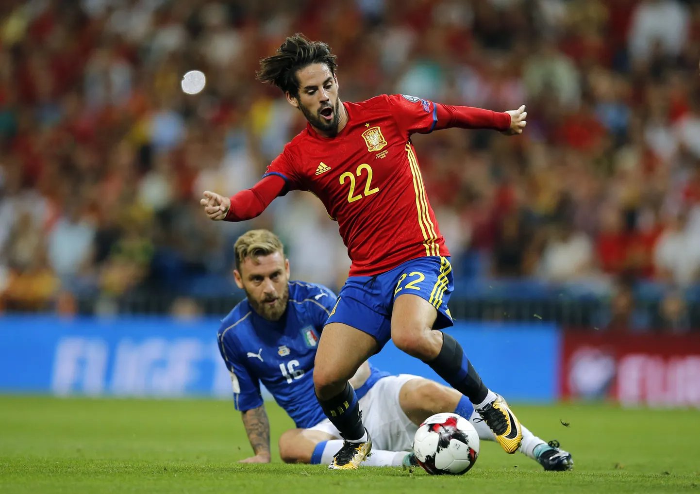 Isco (esiplaanil) hullutab Hispaania publikut, Itaalia koondise vanameistril Daniele De Rossil ei jää üle muud kui pealt vaadata.