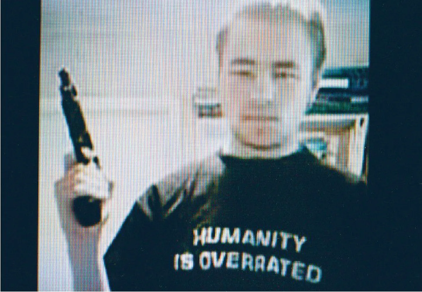 Jokela koolitulistaja Pekka-Eric Auvinen postitas enne veretööd internetiportaali Youtube oma lahkumisvideo. Tema rinnal on kiri «Inimkond on ülehinnatud».