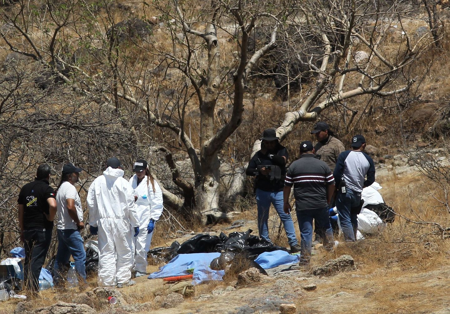 Mehhiko kohtueksperdid paigas, kus avastati vähemalt 45 kotti inimjäänustega.
