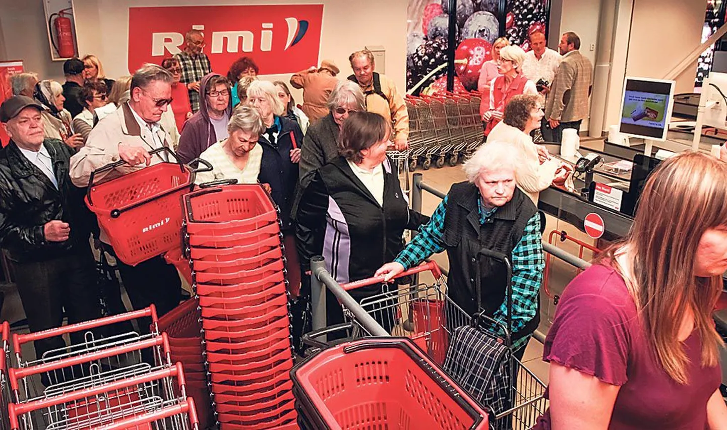 Uus kauplus meelitas kohale hulga rahvast, kellest nii mõnigi tuligi värsket ostukohta pigem niisama uudistama.