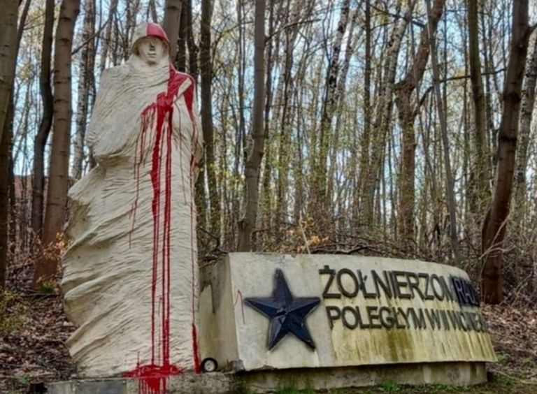 Памятник в польском Валбжихе незадолго до сноса в августе 2022.