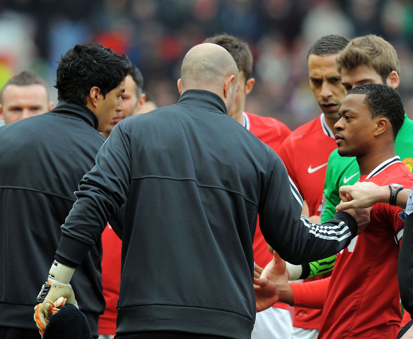Manchester Unitedi kaitsja Patrice Evra (paremal) ja Liverpooli ründaja Luis Suarez (paremal).