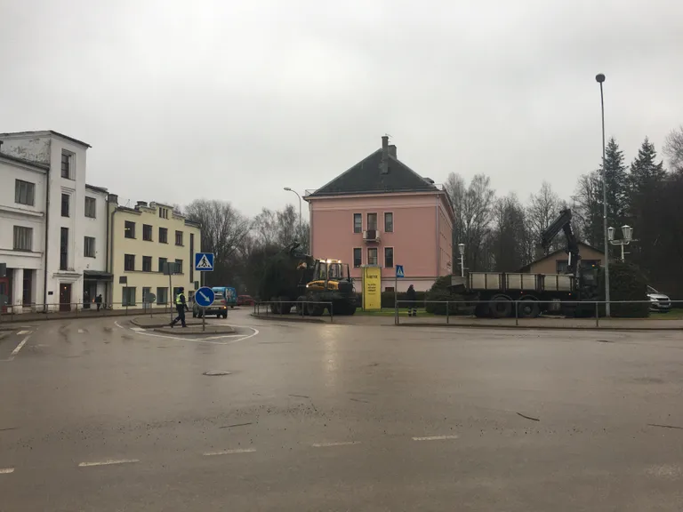 Jõulukuuse paigaldamine Tõrvas