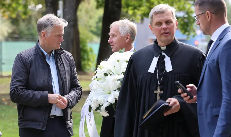 Isamaa esindajad Priit Humal (vasakult) ja Lembit Kalev ning politsei- ja piirivalveameti peakaplan Valdo Lust koos Tartu abilinnapea Reno Laidrega.