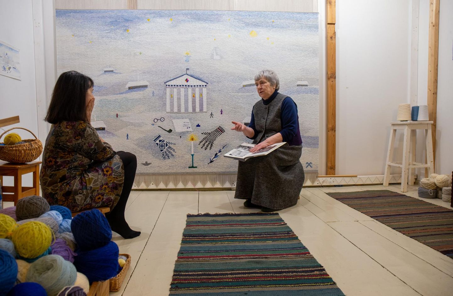 Tekstiilikunstnik Anu Raud (paremal) elab Heimtalis Kääriku talus ning pilt ta ateljee seinal jutustab Tartu rahust nii poeetiliselt, et reporteril jääb üle vaid kuulata ja imestada.