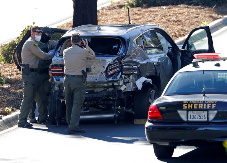 Politseinikud uurivad Tiger Woodsi auto vrakki.