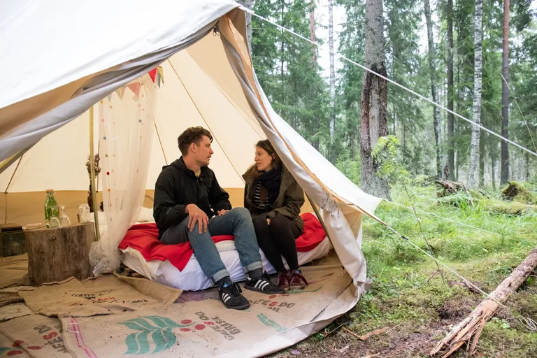 Külalised Londonist Stefan Cave ja Tania Sheratte on jõudnud oma hostelituppa. Inglismaalt pärit telk on väga vihmakindel.