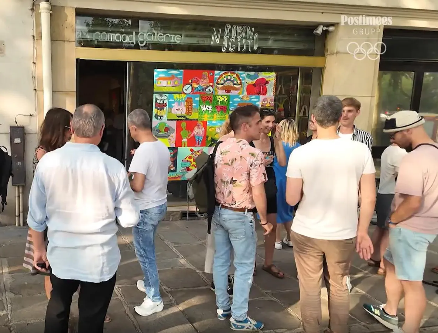 Rahvas Pariisis asuva Eesti kunstigalerii ees.