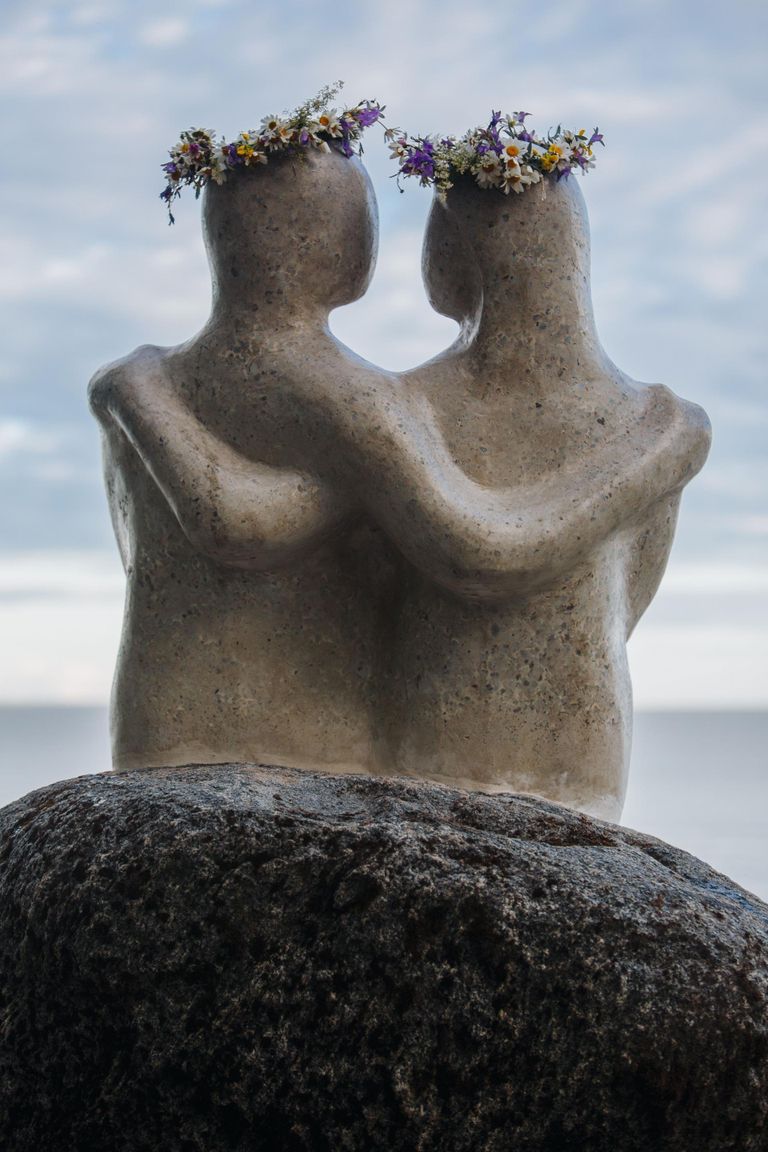 Armastajate skulptuur avati Valgerannas 2017. aasta suvel.
