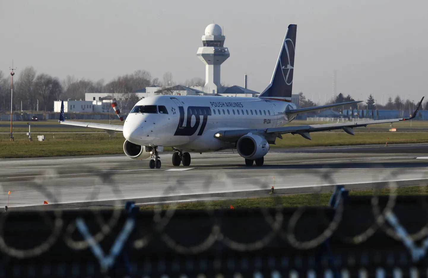 Poola riikliku lennufirma LOT lennuk Embraer 170