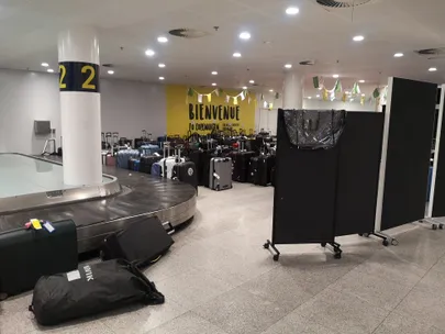Osa pagasist oli möödatõttavate reisijate pilkude eest sirmidega eraldada püütud.