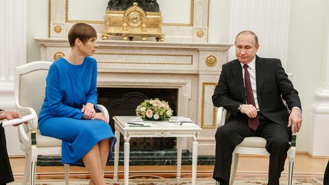 Владимир Путин: женщина не должна оказываться перед выбором — либо семья, либо карьера