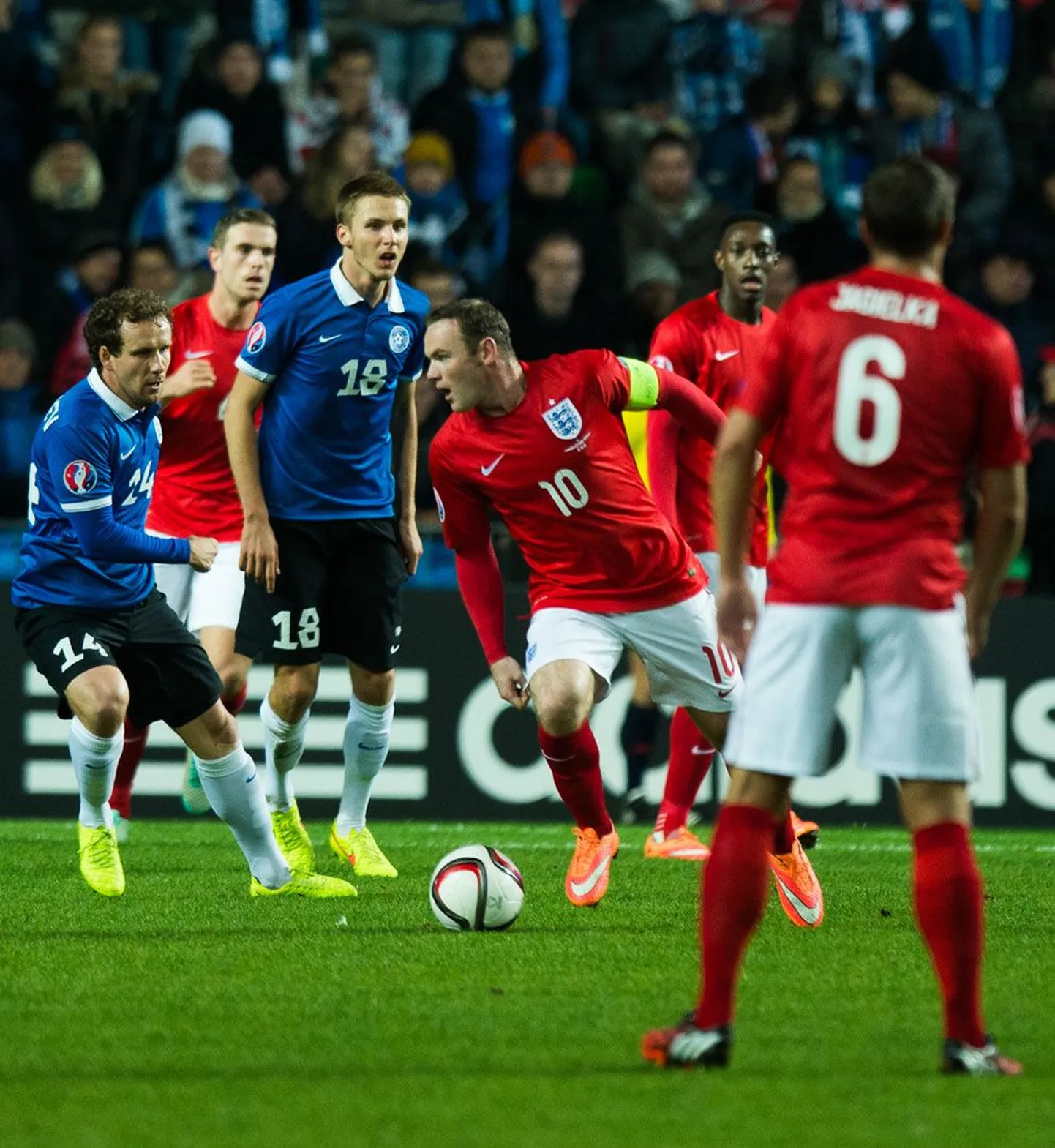 Eesti koondis näitas kodus võitlusvaimu, aga Inglismaa kapteni Wayne Rooney (keskel, nr 10) meisterlikkus oli siiski liiast ning vastu tuli võtta kaotus.