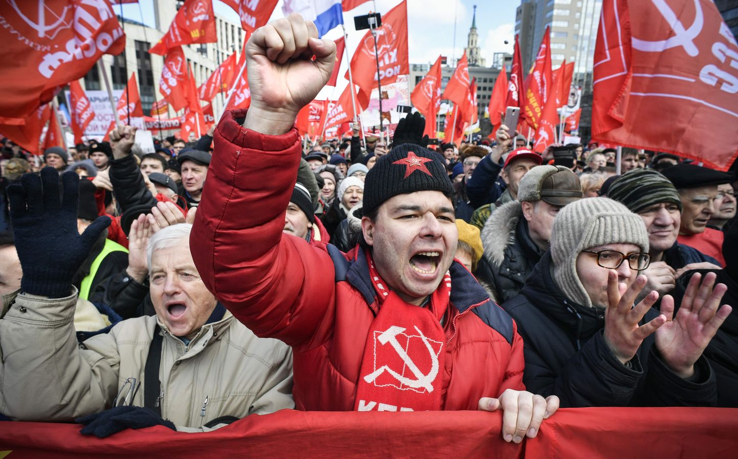 Kommunistid Kremli poliitika vastu meelt avaldamas.