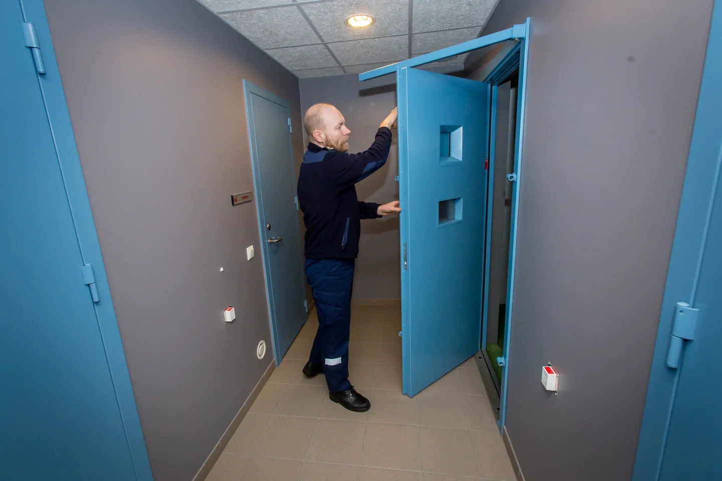 MASSIIVNE UKS: Aare Allik näitab, et kambri kobakas uks avaneb üllatavalt kergelt. Seestpoolt seda aga pauguga lahti lüüa ei õnnestu, see lihtsalt lukustub poolel teel.